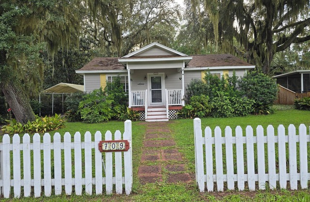 KaiCozyCottage/Saltwater Pool/Walk to Ferry/Pets ok/ Fenced In Yard