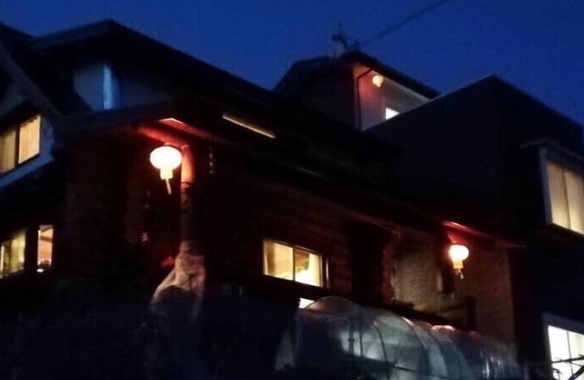 Una casa de troncos con vistas a las montañas y al Océano Pacífico.