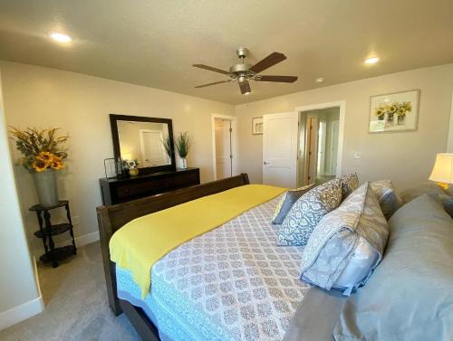 Kanab Family condo with yard & Hot Tub Close to Zion