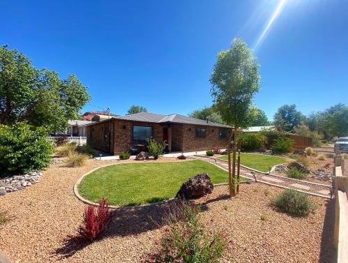 Kanab's Family Fun Zone 3BR Big Yard & Hot Tub