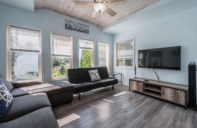 Kayak Cove - Tobermory Retreat