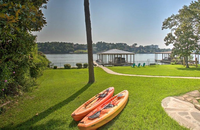 Kayaks, Dock Waterfront Escape on Lake Hamilton!