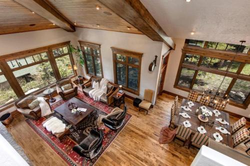 KBM Resorts 5Bdr with Pool Table Wood Burning fireplace 2 Family Rooms PLO-6599