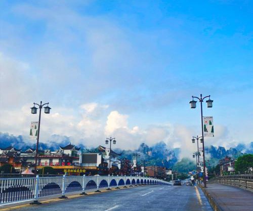 柯梵酒店 - Approximately 3 kilometers from the East Gate of Zhangjiajie National Forest Park - Free one-way pick-up or drop-off service for over 3 nights - English speaking customer service
