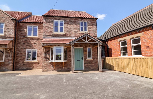 KEEPERS COTTAGE, pet friendly, with a garden in Wilberfoss