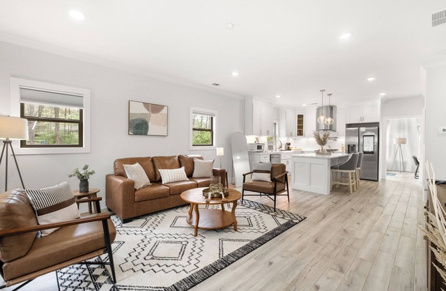 Kennesaw Charm-3 min to Downtown & Pet Friendly!