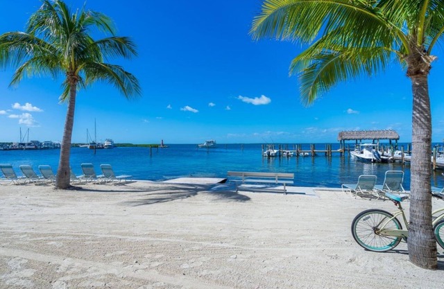 Keys Getaway – 2 Bikes, Heated Pool, Small Beach & Sunset Dock Views