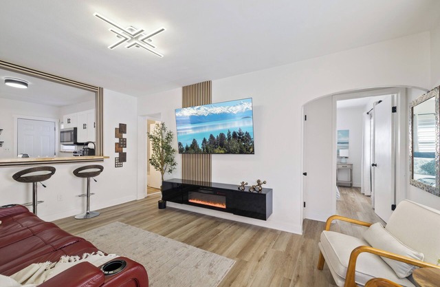 Kick back and relax in this calm, stylish home! Close to downtown, beaches, park