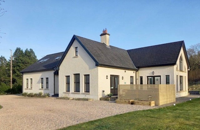 Kilskeery Lodge, modern country house with hot tub