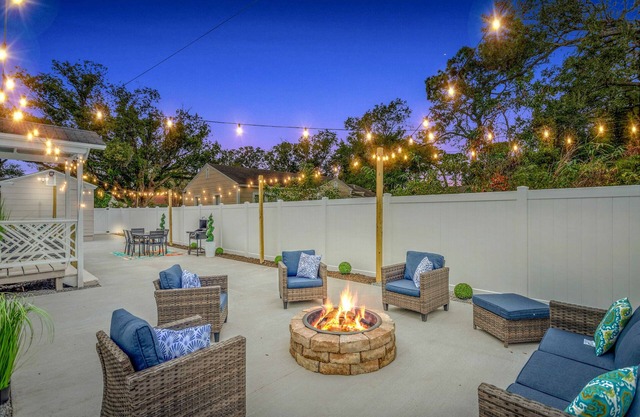 King bd / Charming 2 story cottage w/ Private Yard