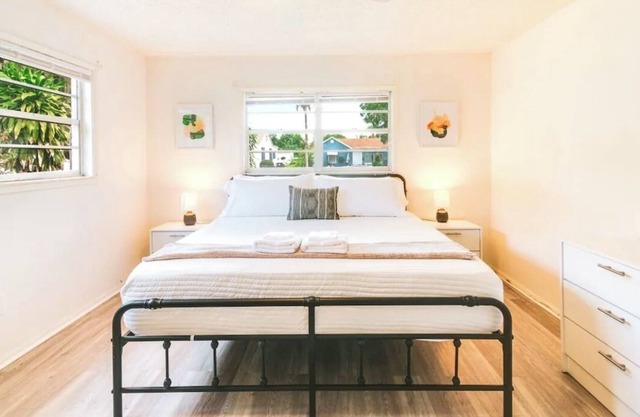 King Bed - Boho 2 bedroom 1 bath minutes from the Beach, Golf, Shopping & Zoo