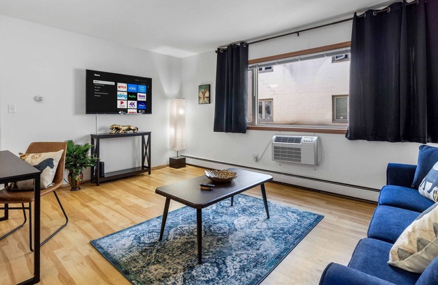 King Bed - FAST WIFI ~ Near Froedtert ~ Undergrnd Parking