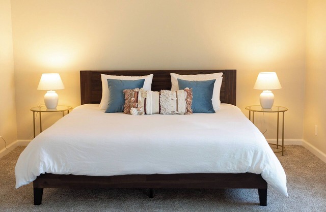 King Bed, Hottub, Gym, W/D, Parking, Balcony