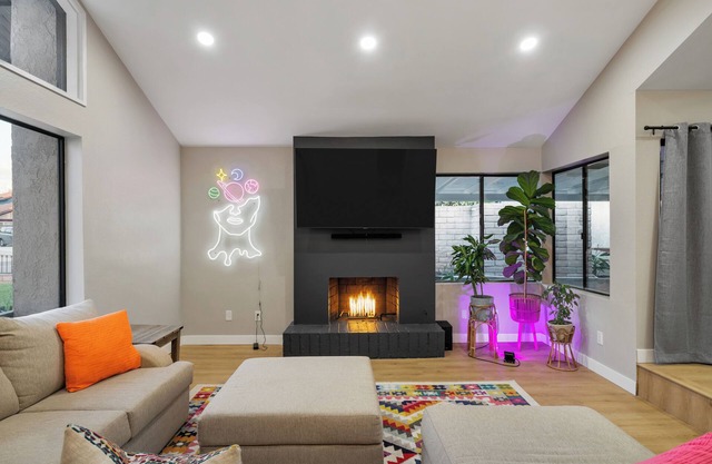 King Bed Modern Home Near Los Angeles