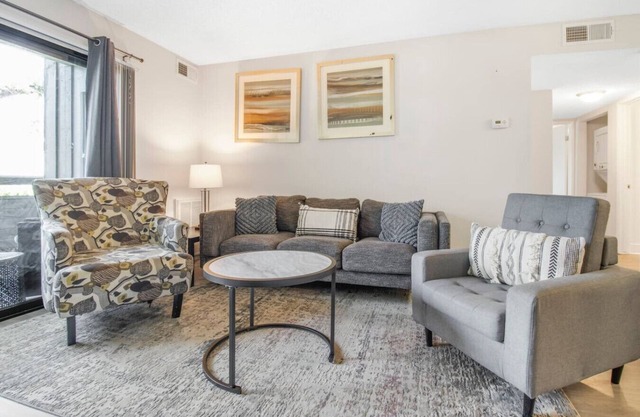 Oceanside Beach style Two bedroom huge Pool & hot tubs King bed No cleaning fee