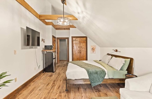 King Bed | Tree Views | Sofa Lounge | Cozy Room