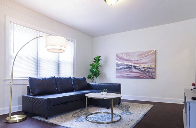 King Beds, Walk to Trail, Safe & Quiet, Parking