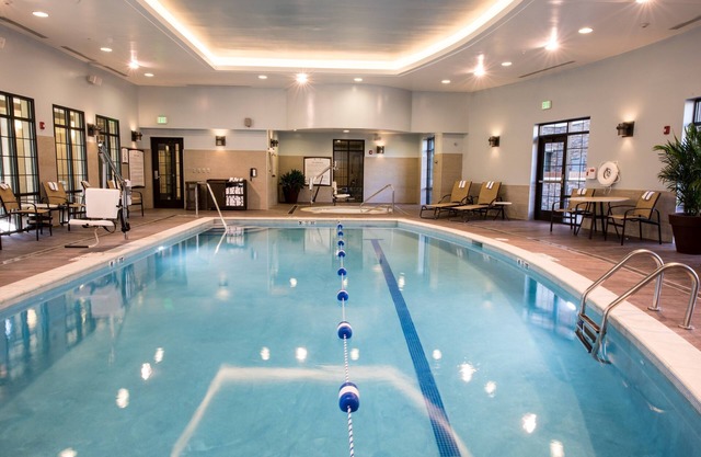 Mobility Accessible King Studio Near ALB, Downtown + UAlbany | Acceso a la piscina