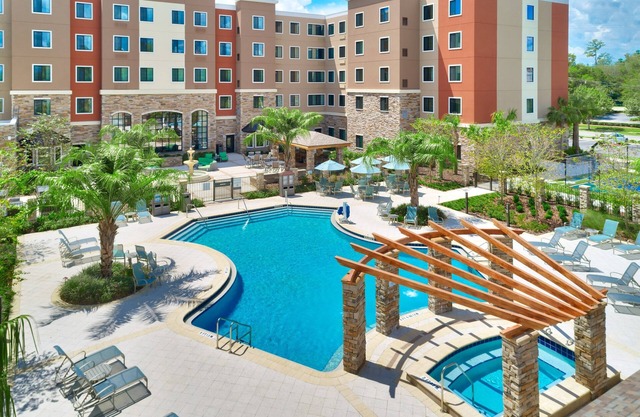 Suite King a 10 minutos de la U de Florida. Desayuno gratis. Piscina al aire libre y bañera de hidromasaje.