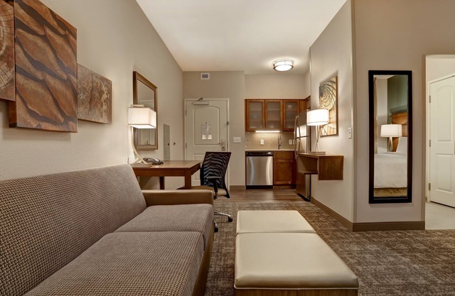 Suite King. Desayuno gratis. Piscina. Barbacoa compartida. Gimnasio. ¡Cerca del centro de convenciones de Overland Park!