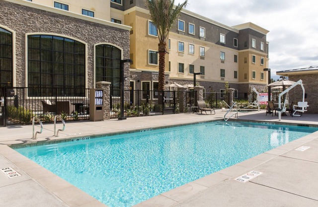 King Suite. Free Breakfast. Pool & Hot Tub. Gym. Near Amazon!