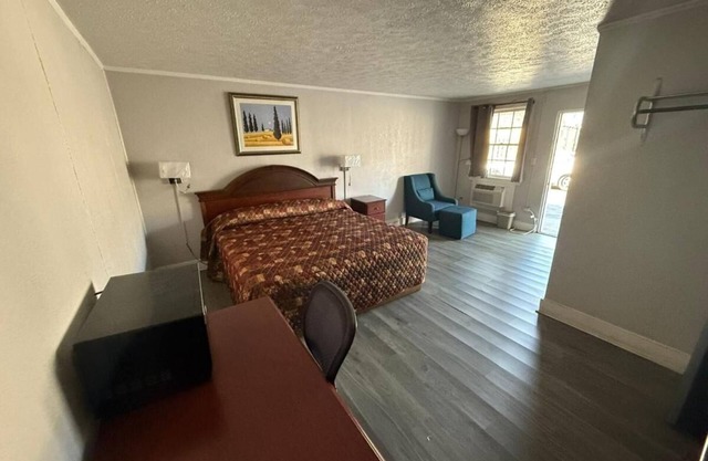 King Unit Near Arts & History Museum, Pets Welcome and Parking Included!