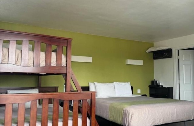 King With BunkBeds Near Downtown Monterey