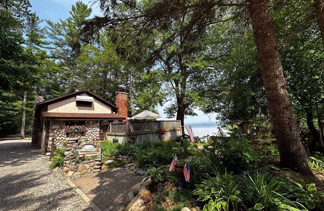 Casa frente al lago en el hermoso lago Burt.