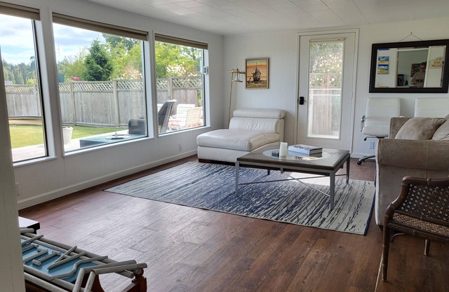 KINGSTON Beachfront Bungalow. 2 blocks to shops & Seattle Ferry--NO CLEANING FEE