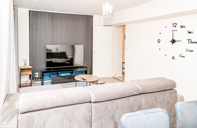 Kingston Duplex Apt Balcony, Parking & Wi-fi