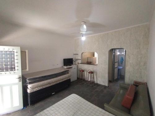 Kitnet térrea com cozinha e ar-condicionado