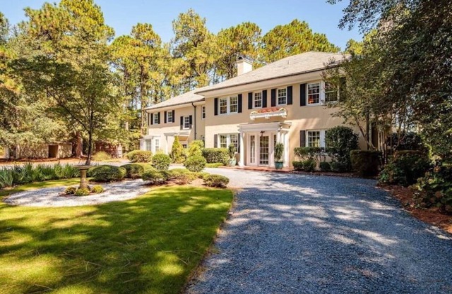 Knollwood Manor - Historic Mansion Overlooking the Famous Mid Pines Golf Course