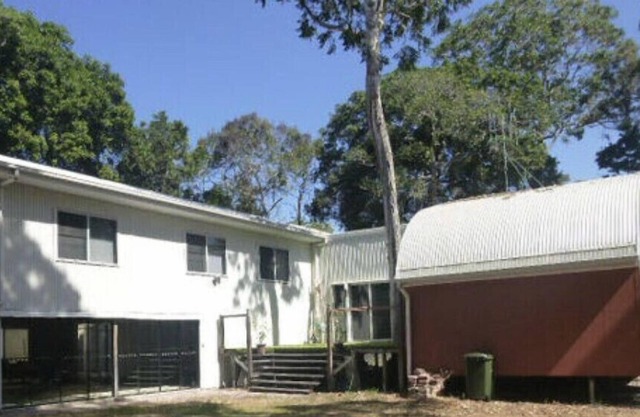 Kookaburra Creekside Retreat- Huge family house backing on to Coonarr Creek