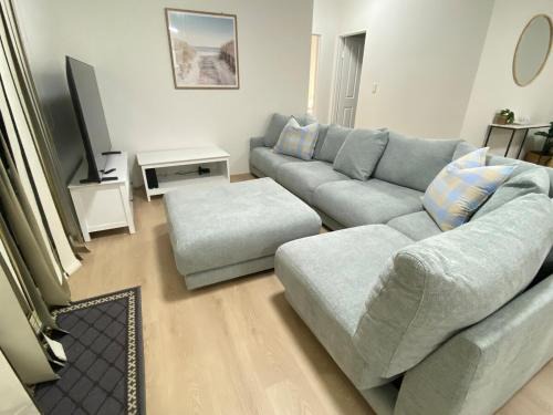 KozyGuru | Homebush West | 3-Beds Apt with Parking