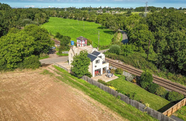 KYLEMORE RAILWAY COTTAGE, pet friendly, with open fire in Stamford
