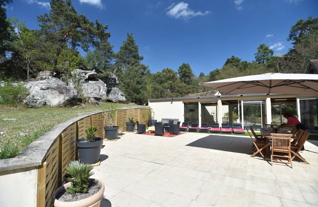 L'Eden Roches, indoor pool, rocks, immersion in the Fontainebleau forest