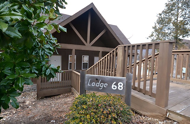 L068A, 1-Br Lakefront Cabin, Spectacular View