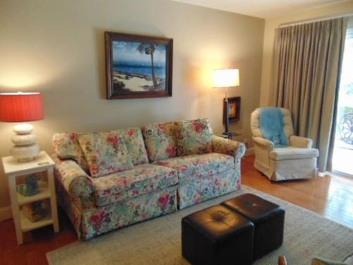L3 downstairs two bedroom two bath beautiful view of live oaks close to playground and lake