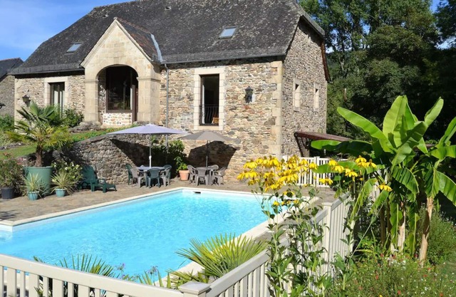 La Grange Riveraine: Spacious lodge on Dordogne with private pool, sleeps 15