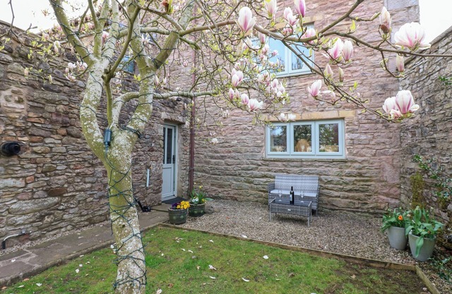 LA'L SKAITHE, pet friendly, with a garden in Kirkby Stephen