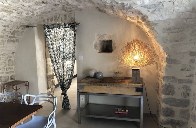 LA PARENTHESE vaulted house with swimming pool in the heart of the village near Uzès