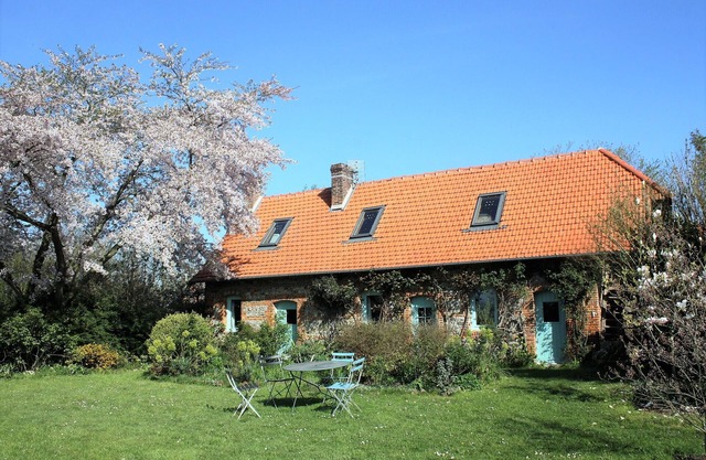La Petite Maison, village center and beach accessible by foot