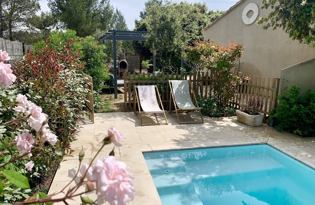La Pomme de Pin:Charming house with heated pool at the foot of the Alpilles mountains