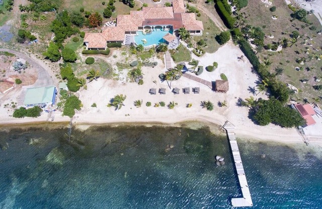 La Salamandre, Lagoon front villa with pool, airport pickup & concierge service