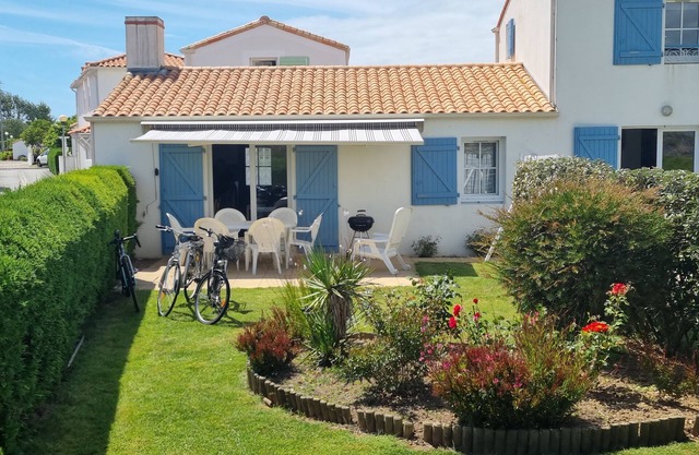 "La Vendéenne" single-storey house in residence with swimming pool, near beach.