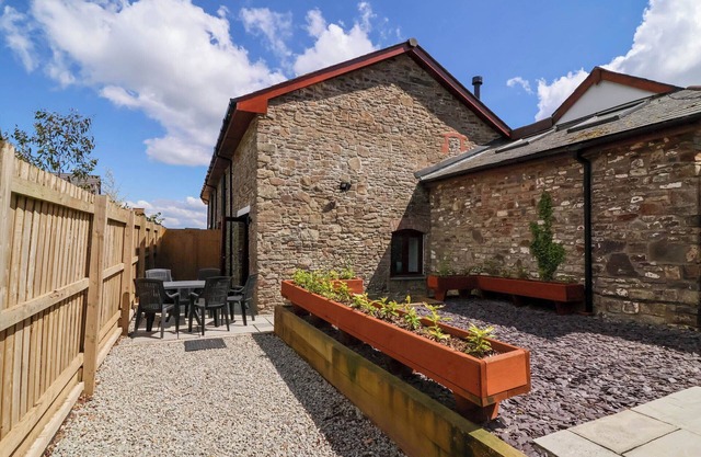 LADYBIRD REST, pet friendly, with open fire in Bideford