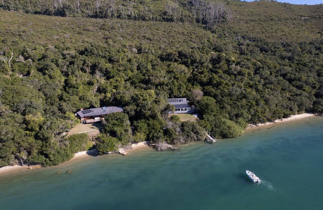 Lagoon-Front 8-Sleeper Off-Grid Escape Holiday Home + Boat Mooring