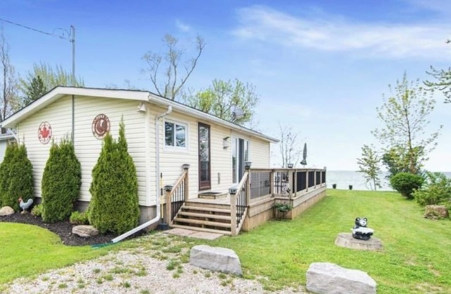 Lake/Beachfront/Firepit/sleeps 6/Pet Friendly/Heated