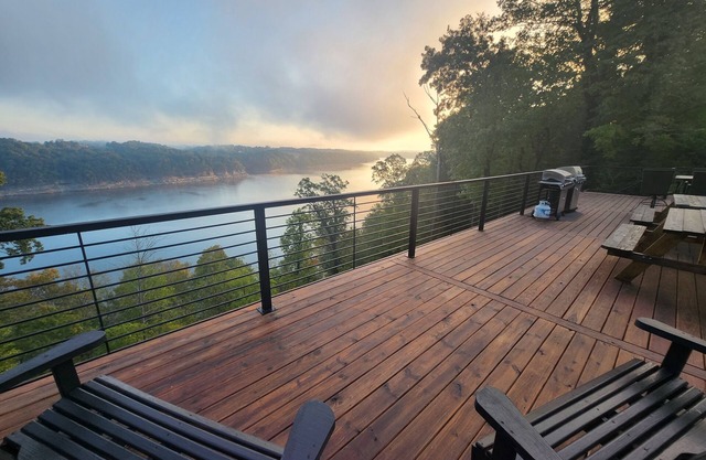 Lake Cumberland Luxury #2! Amazing Lake views, hot tub, fire pit!
