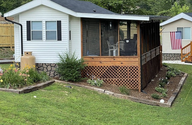 Lake Daze - Cozy LakeFront Getaway